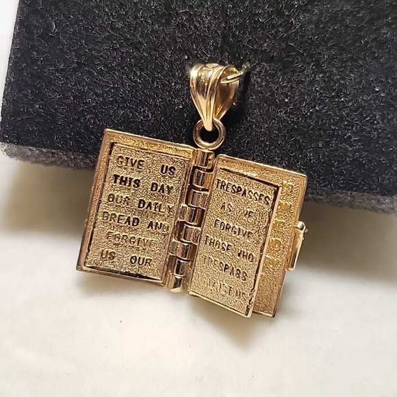 SOLD 14k Gold Bible Pendant w/ 5 Movable Pages inscribed w/ Lord's Prayer 3.28g - Picture 8 of 14